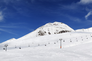 Fototapeta na wymiar Panorama of ski resort at sunny winter day