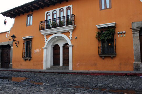 Balcón de casa estilo colonial