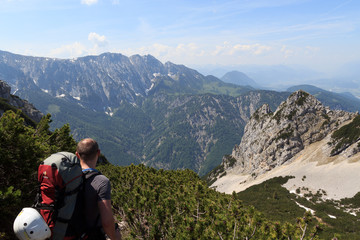 Fototapeta na wymiar Bergsteiger blickt auf den Wilden Kaiser
