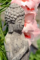 Foto auf Acrylglas Boeddha in  bamboe tuin met bloemen © trinetuzun