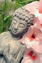 Tapeten Buddha im Bambusgarten mit Blumen © trinetuzun