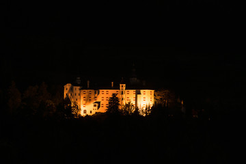 Altes Schloss bei Nacht