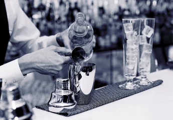 Crédence de cuisine en verre imprimé Buffet, Bar Bartender is making a cocktail