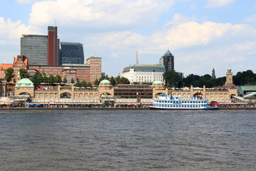Fototapeta na wymiar Hamburg - Landungsbrücken