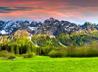 Beau paysage de printemps dans les Alpes suisses, Bregaglia.