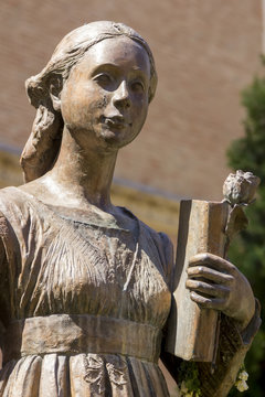 Statue Of Catherine Of Aragon 1485-1536 Queen Of England