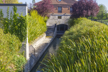 Gates containment of water in a canal