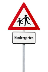 Verkehrsschild Achtung Kindergarten isoliert mit Pfad