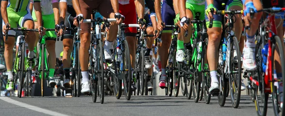 Stickers pour porte Vélo les cyclistes roulent pendant la course internationale