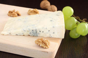 Gorgonzola blue cheese with grapes and walnuts