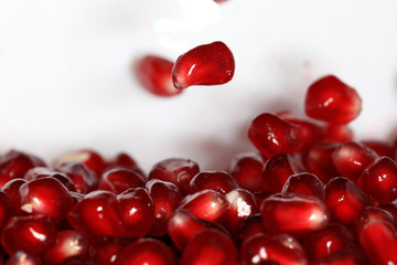 pomegranate seeds texture