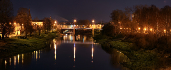 Fototapeta na wymiar night view of the city river bridge