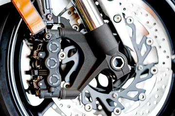 Gordijnen Close-updetail van het voorwiel van een motorfiets © jaboo_foto