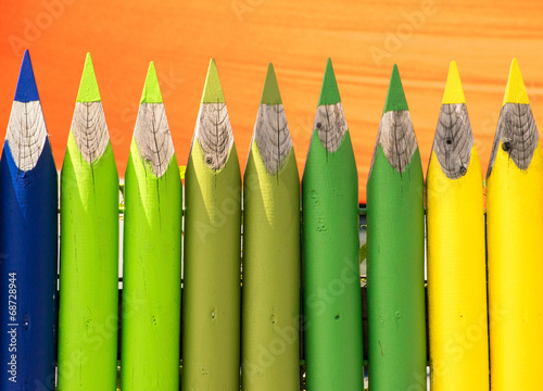 "Buntstifte als Gartenzaun" Stockfotos und lizenzfreie Bilder auf