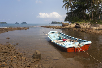 Boot in einer Bucht auf der Insel Ko Chang