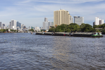 Frachtschiff auf dem Fluss Chao Phraya in Bangkok