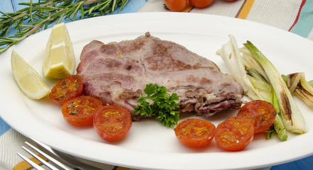 Chuleta de carne con verduras