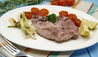 Chuleta de carne con verduras