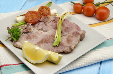 Chuleta de carne con verduras