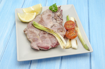 Chuleta de carne con verduras