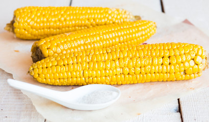 boiled corn on the cob with salt