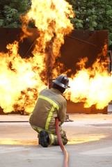 Obraz premium fire fighter fighting gas fire