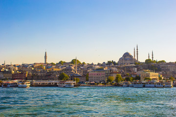 Fototapeta na wymiar View of the old town and beautiful mosque in Istanbul