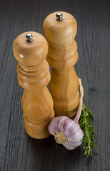 Pepper mill with garlic