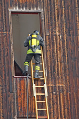 Naklejka premium firefighter with oxygen cylinder during a fire drill at Firehous