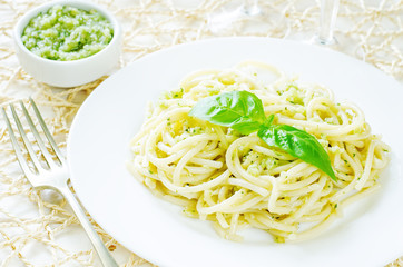spaghetti with pesto sauce