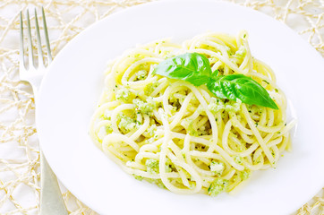 spaghetti with pesto sauce