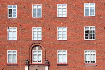 Obraz premium Fenster eines historischen Wohnhauses in Helsinki (Finnland)
