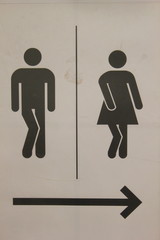 Hinweistafel zu einer Toilette für Männer und Frauen
