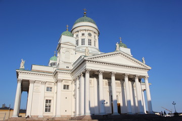 Der wei&szlig;e Dom von Helsinki unter strahlend blauem Himmel