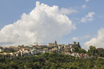 Fototapeta na wymiar Villaggio abruzzese con castello