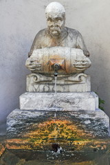 Fototapeta na wymiar Trinkbrunnen