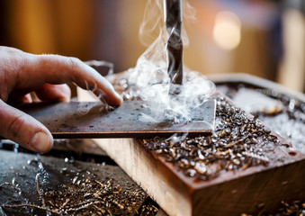 Electric drilling machine in processing a metallic part