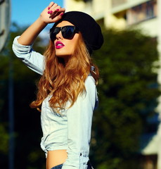 Fototapeta premium stylish blond woman in casual urban jeans cloth