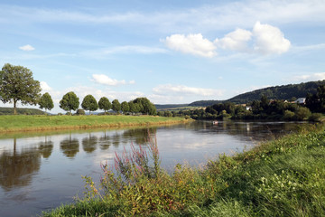 Fototapeta na wymiar Am Ufer der Weser bei Polle