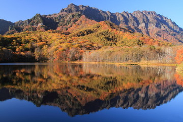 秋の戸隠高原　紅葉の鏡池と戸隠山
