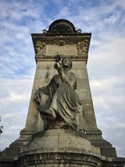 Siegesgöttin Nike und Kunst-Pylone an Ludwigsbrücke München