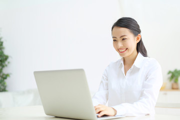 ノートパソコン・若い女性