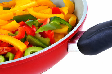 Poivrons en lamelles dans une poêle