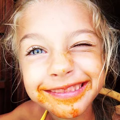 Zelfklevend Fotobehang bambina sporca di sugo © Riccardo Meloni