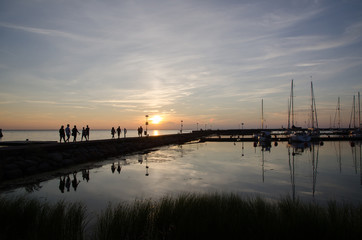 Obraz premium Small harbor view at sunset