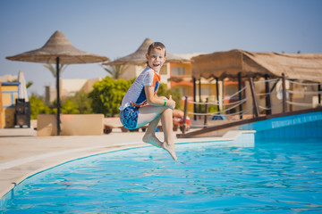 Naklejka premium kid swimming and playing in water. summertime