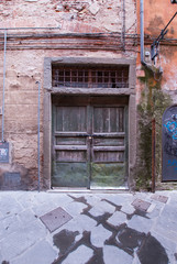 Portone vecchio e rovinato, rovina