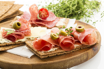 Finnisches Roggenknäckebrot mit Salami Milano, Coppa-Schinken,