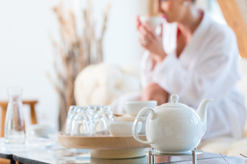 Frau trinkt Tee im Wellness Spa  