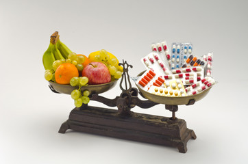 Healtyy food versus medical pills.